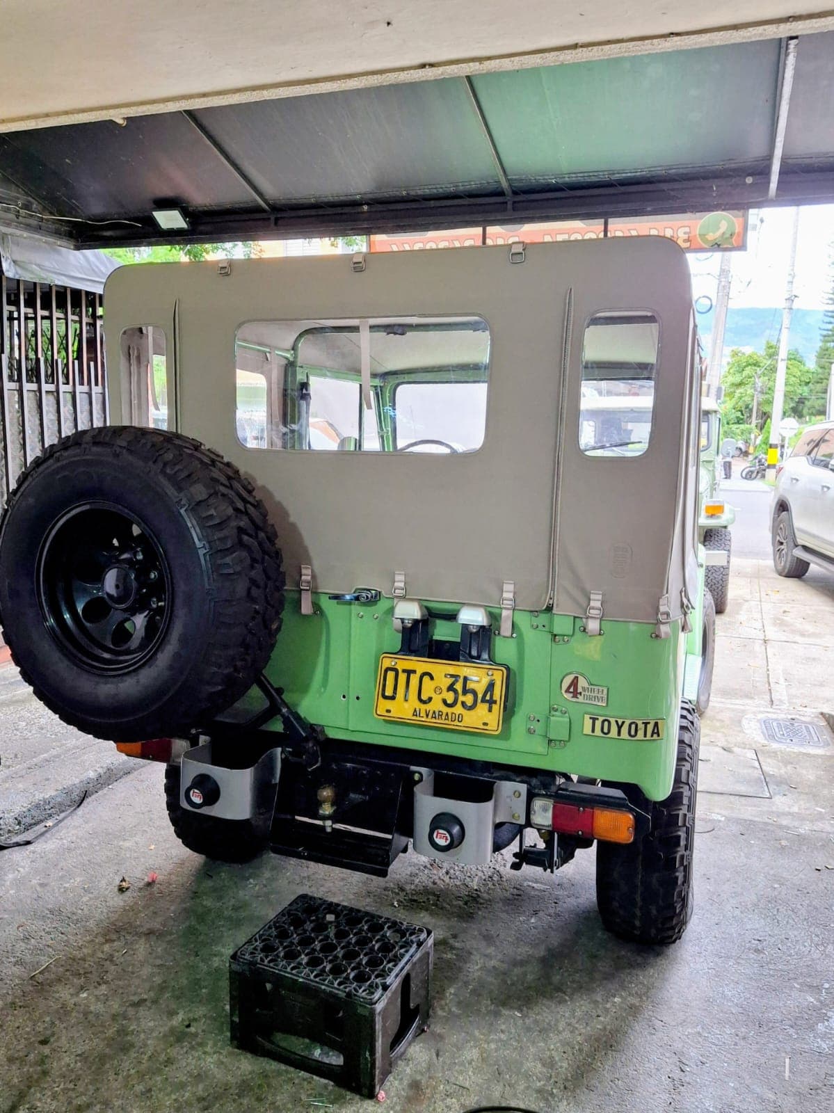Capote beige sur Land Cruiser FJ40, vue arrière, hayon
